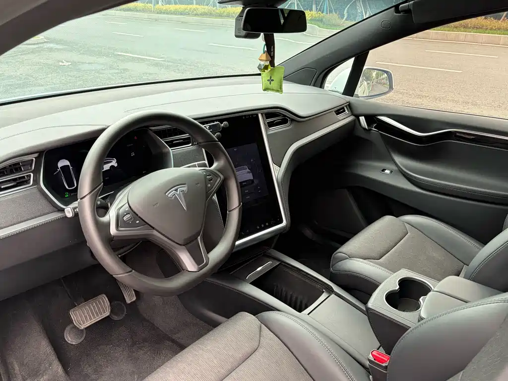 Tesla Model X 2018 — фото 3