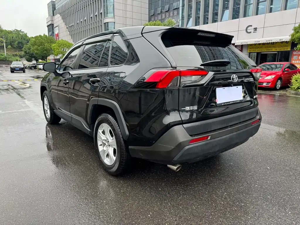 Toyota RAV4 2023 — фото 10