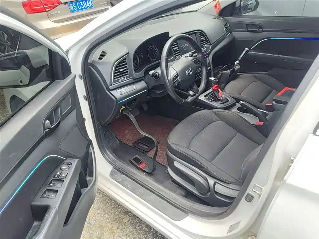 Hyundai Elantra 2017 — фото 15