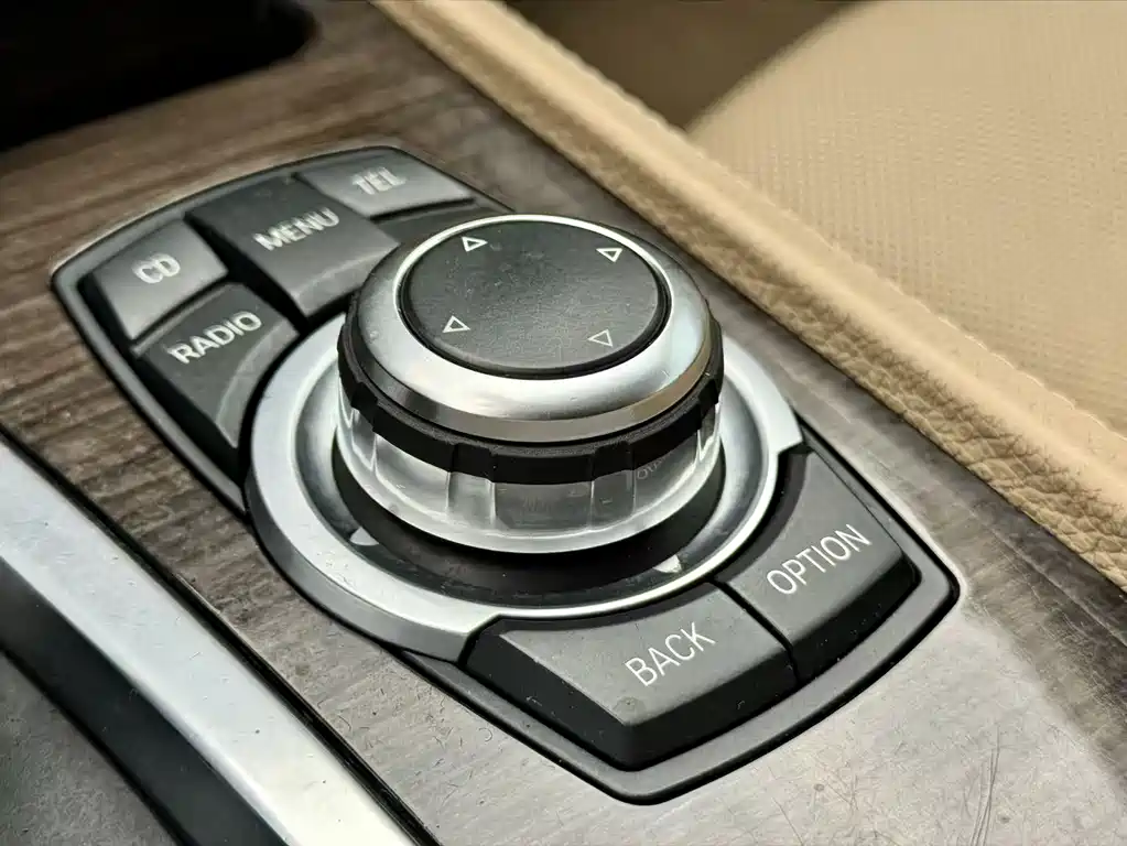 BMW 7 Series 2009 — фото 16
