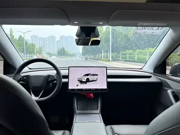 Tesla Model Y 2025