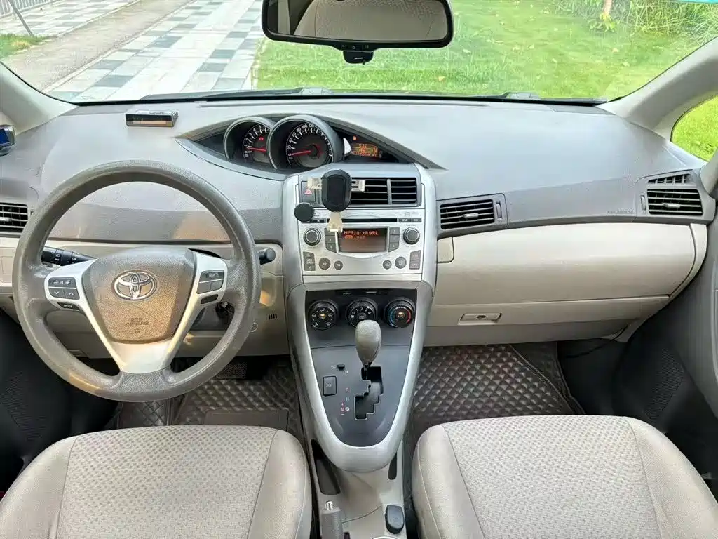 Toyota Verso 2014 — фото 10