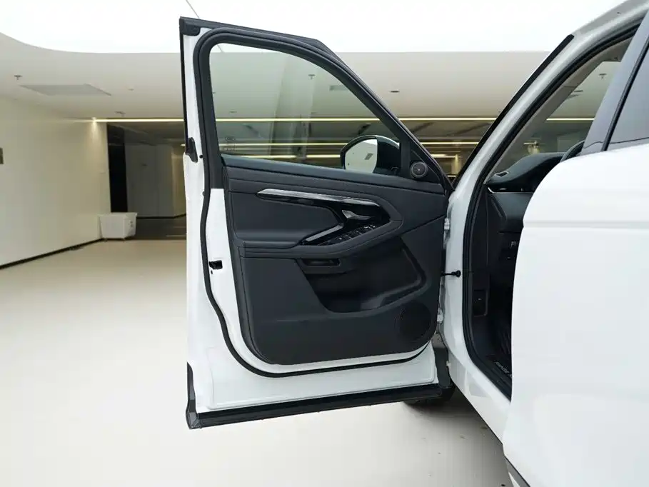 Land Rover Range Rover Evoque 2023 — фото 17