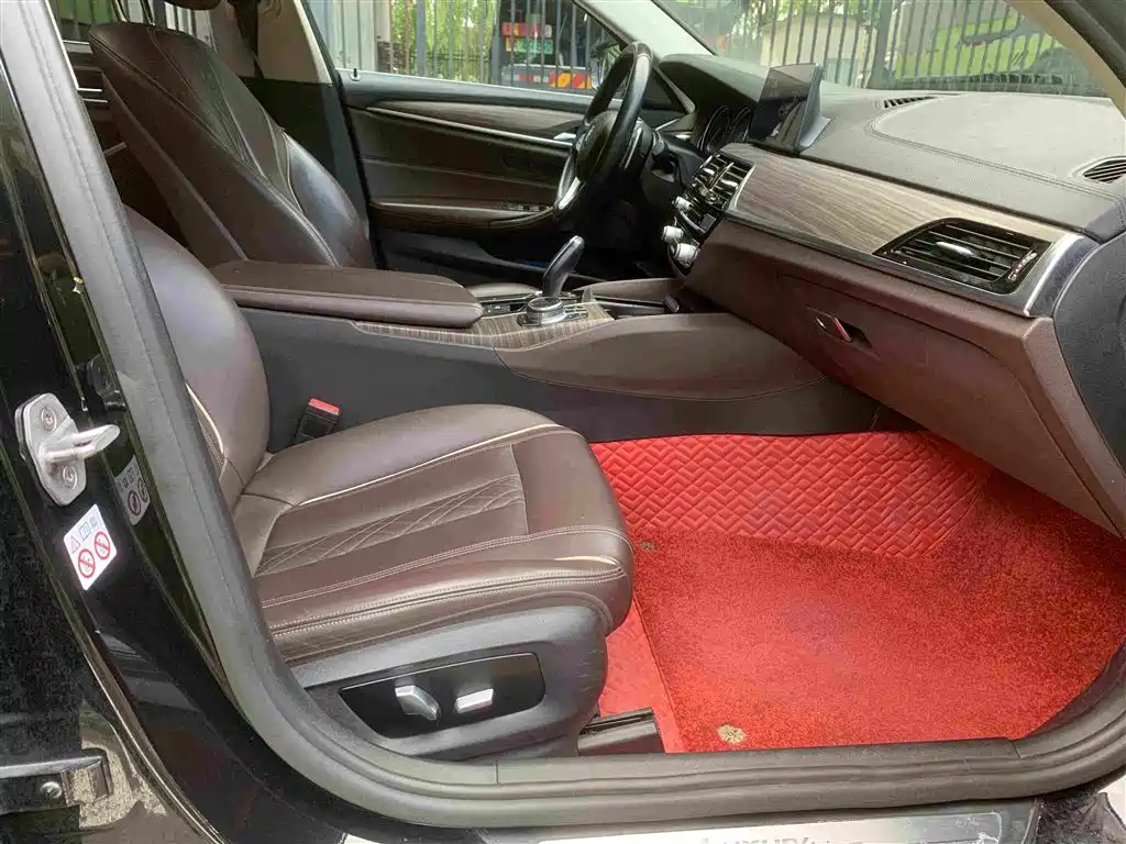 BMW 5 Series 2018 — фото 13