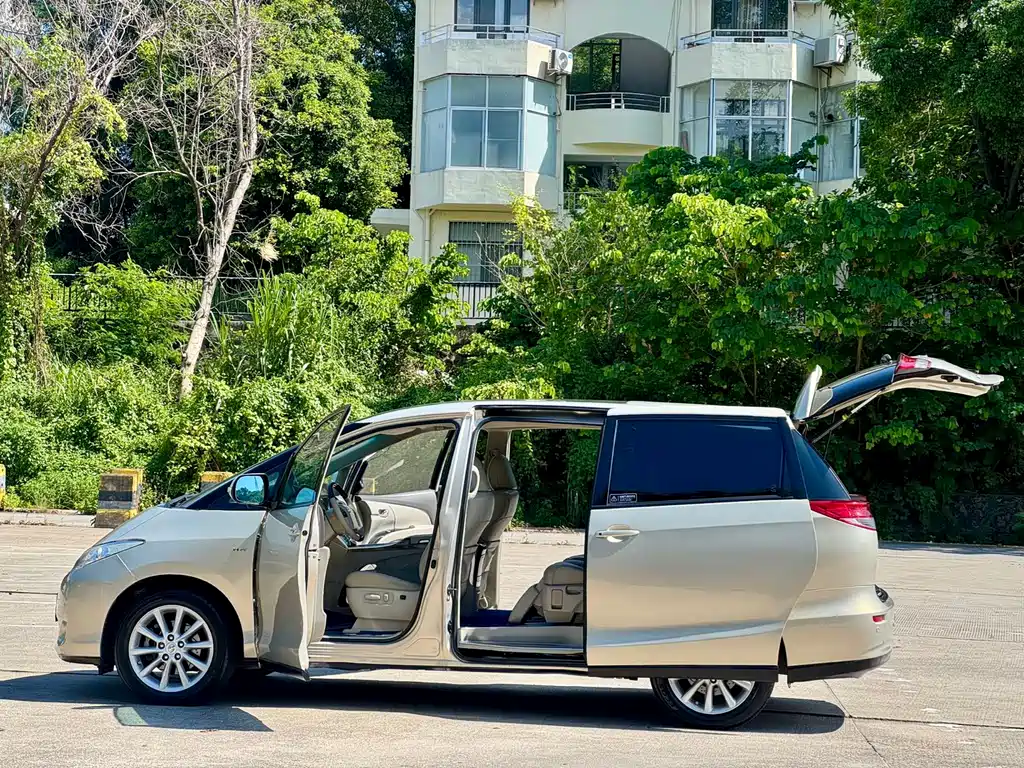 Toyota Previa 2014 — фото 17