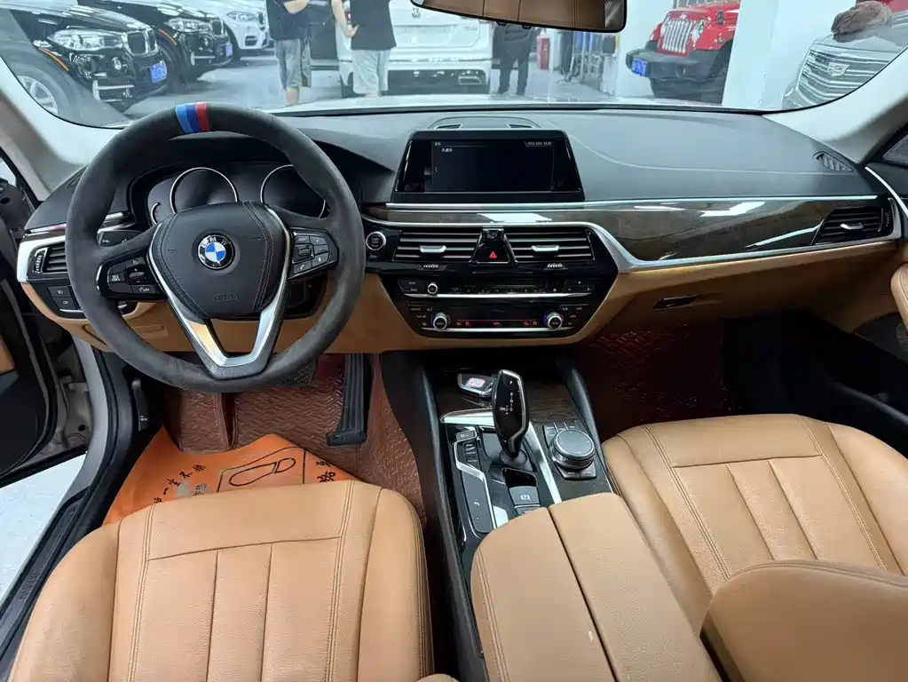 BMW 5 Series 2018 — фото 8