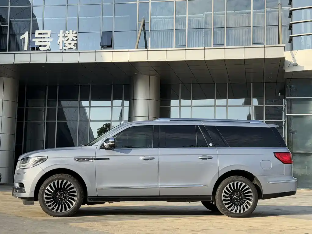Lincoln Navigator 2022 — фото 17