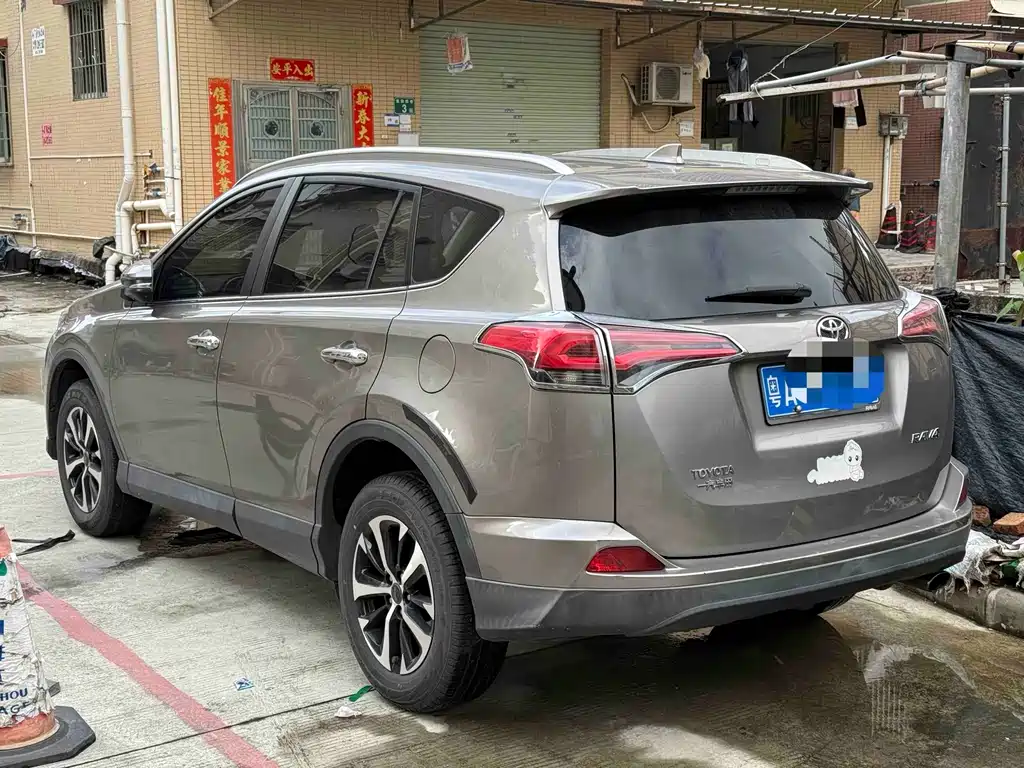Toyota RAV4 2018 — фото 3