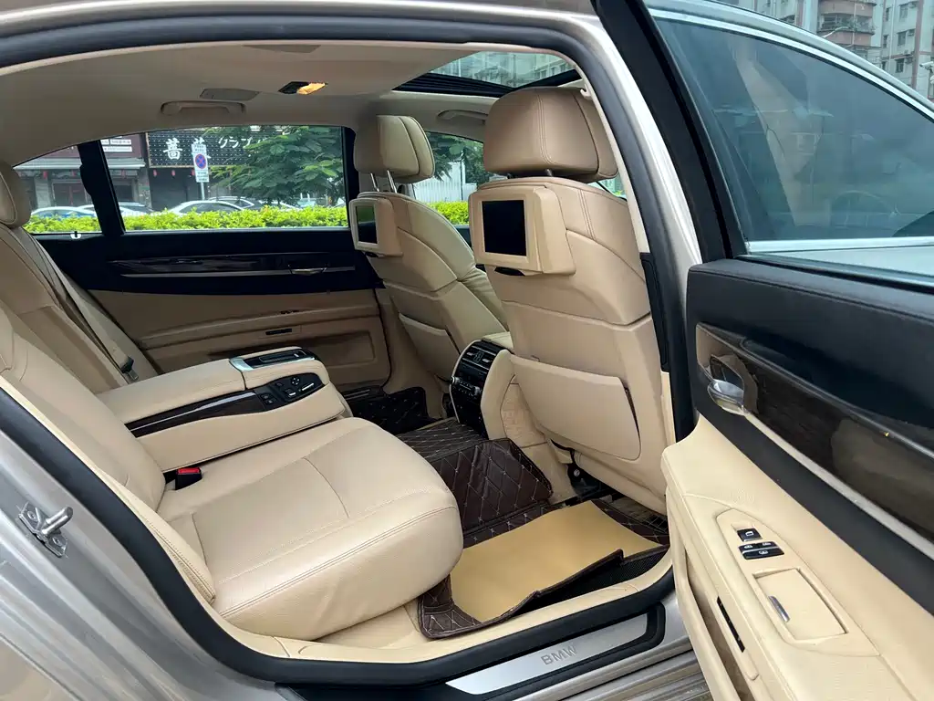 BMW 7 Series 2012 — фото 12