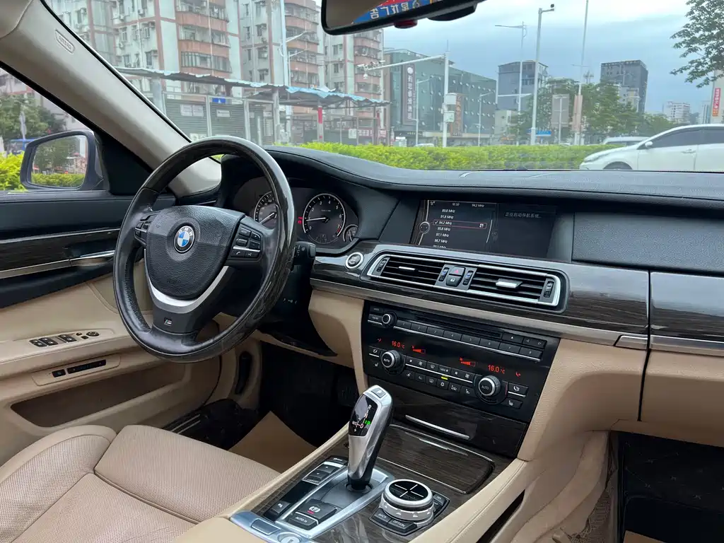 BMW 7 Series 2012 — фото 14