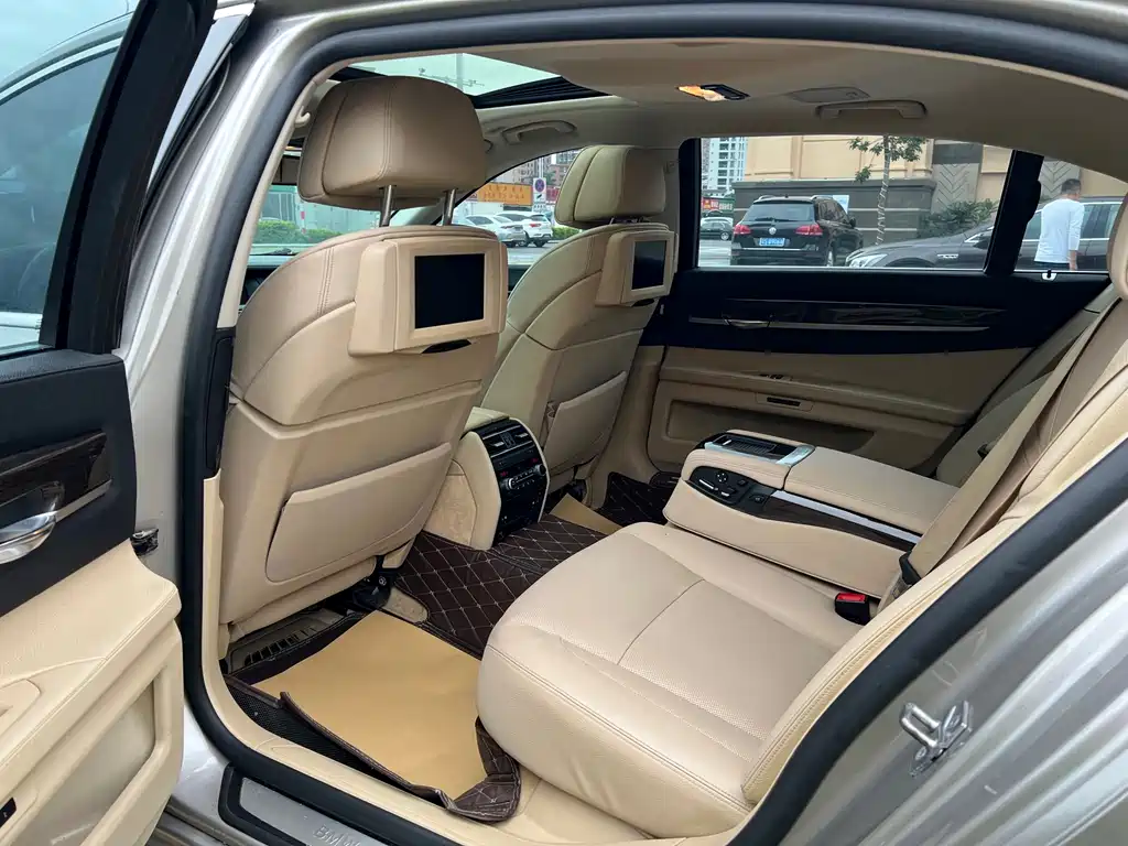 BMW 7 Series 2012 — фото 10