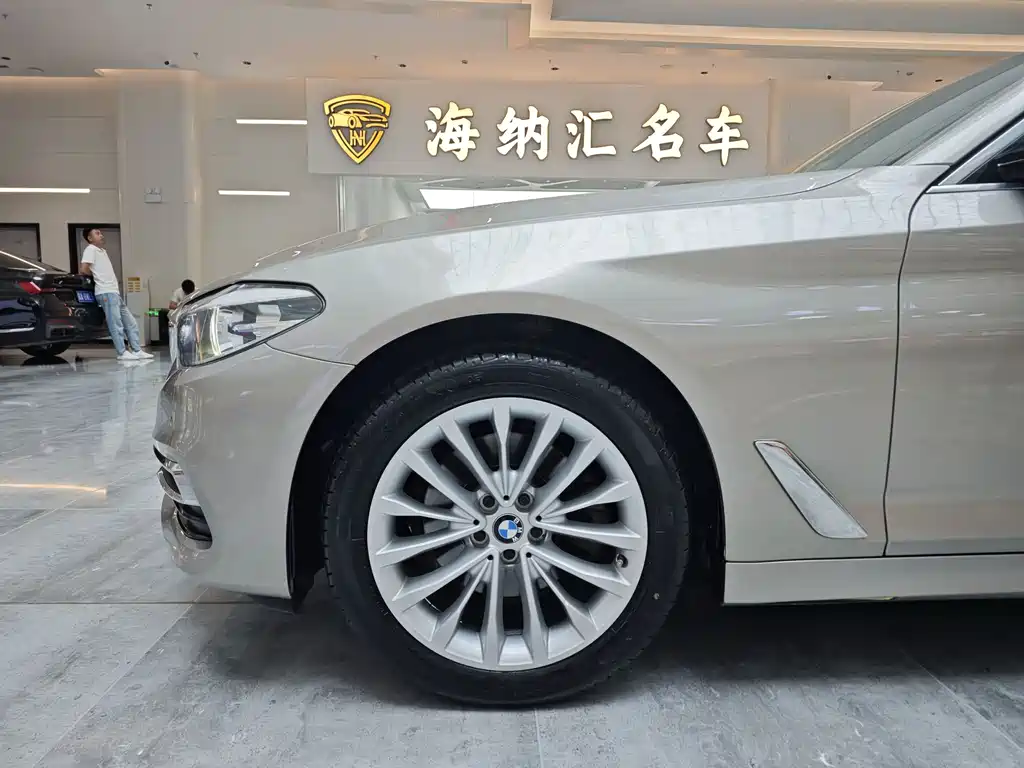 BMW 5 Series 2019 — фото 11