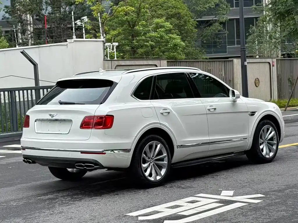Bentley Bentayga 2020 — фото 4