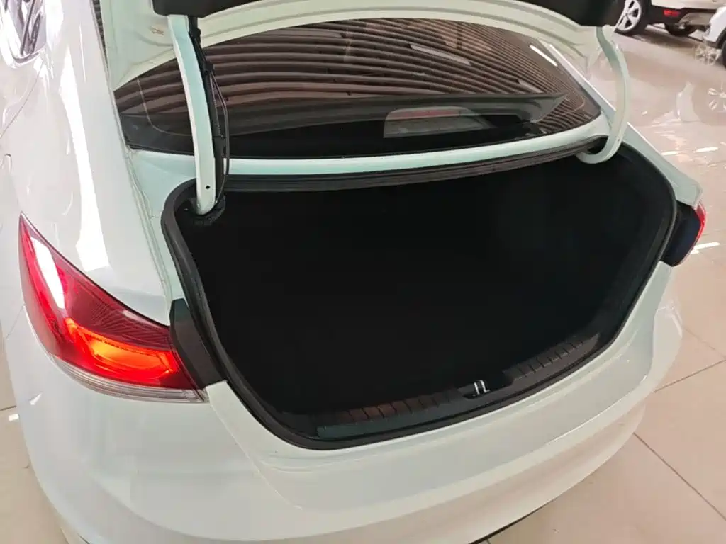Hyundai Elantra 2017 — фото 15