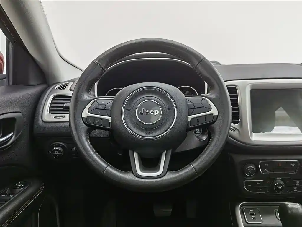 Jeep Compass 2018 — фото 11