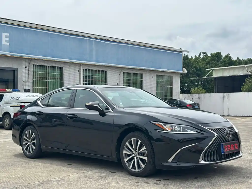Lexus ES 2019 — фото 1