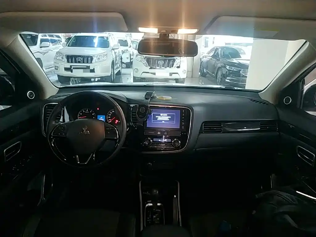 Mitsubishi Outlander 2018 — фото 10