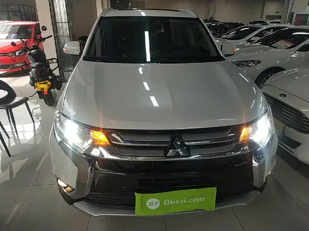 Mitsubishi Outlander 2018 — фото 3