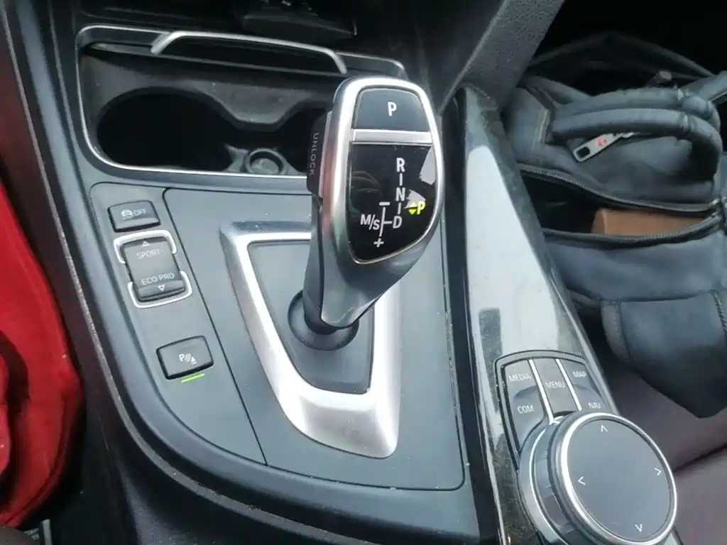 BMW 3 Series 2018 — фото 14