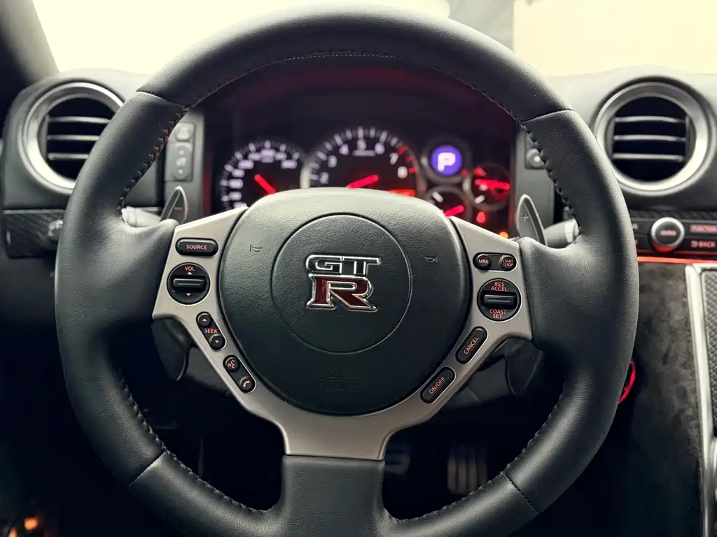 Nissan GT-R 2010 — фото 13