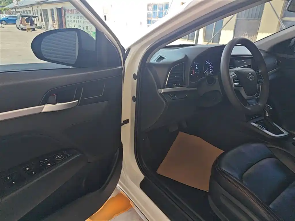 Hyundai Elantra 2018 — фото 16
