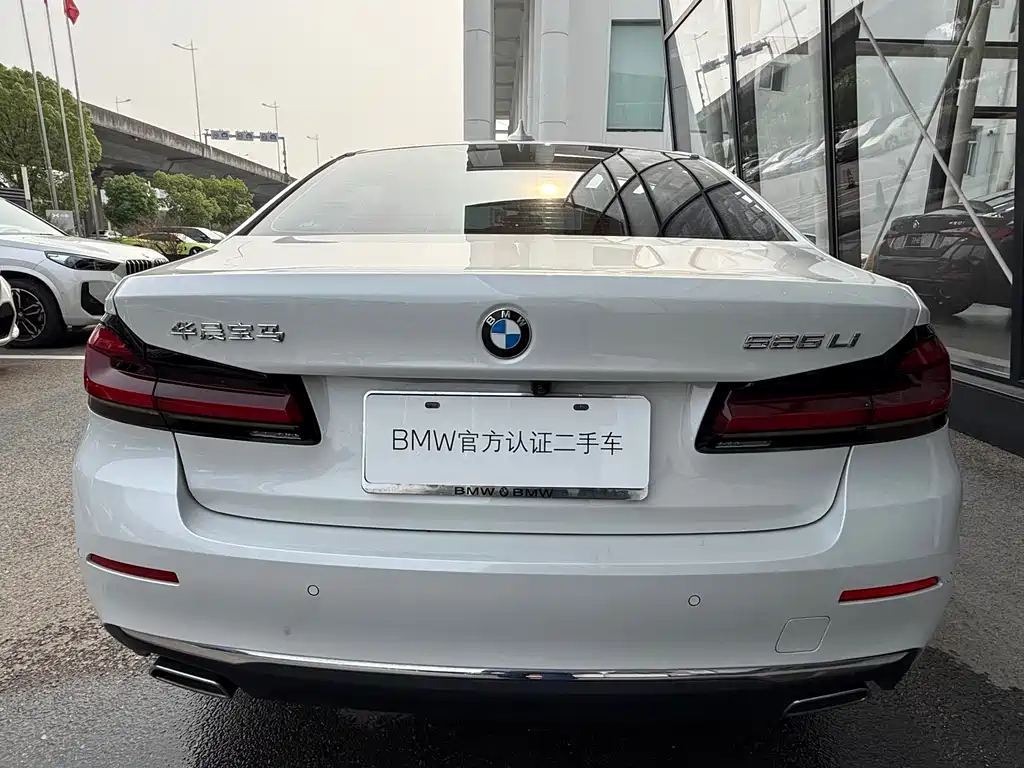 BMW 5 Series 2021 — фото 10