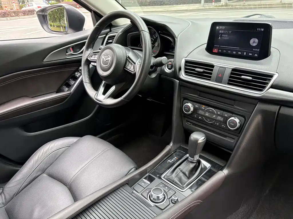 Mazda 3 Axela 2018 — фото 15