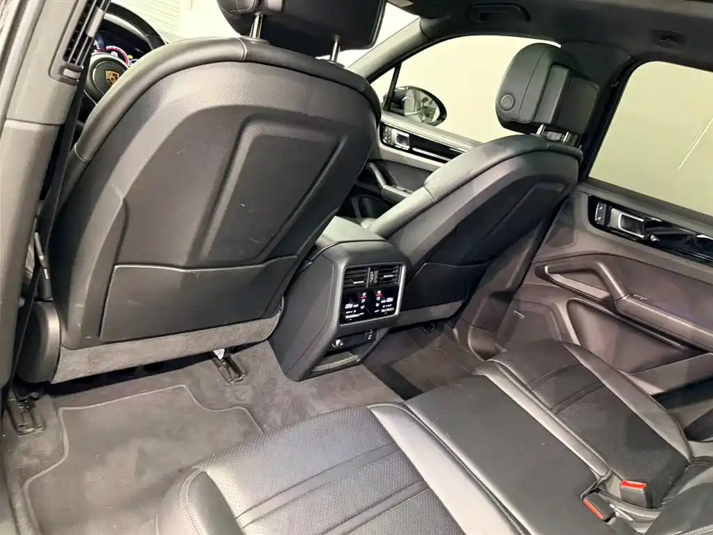 Porsche Cayenne Hybrid 2022 — фото 11