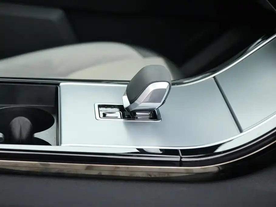 Land Rover Velar 2025 — фото 11