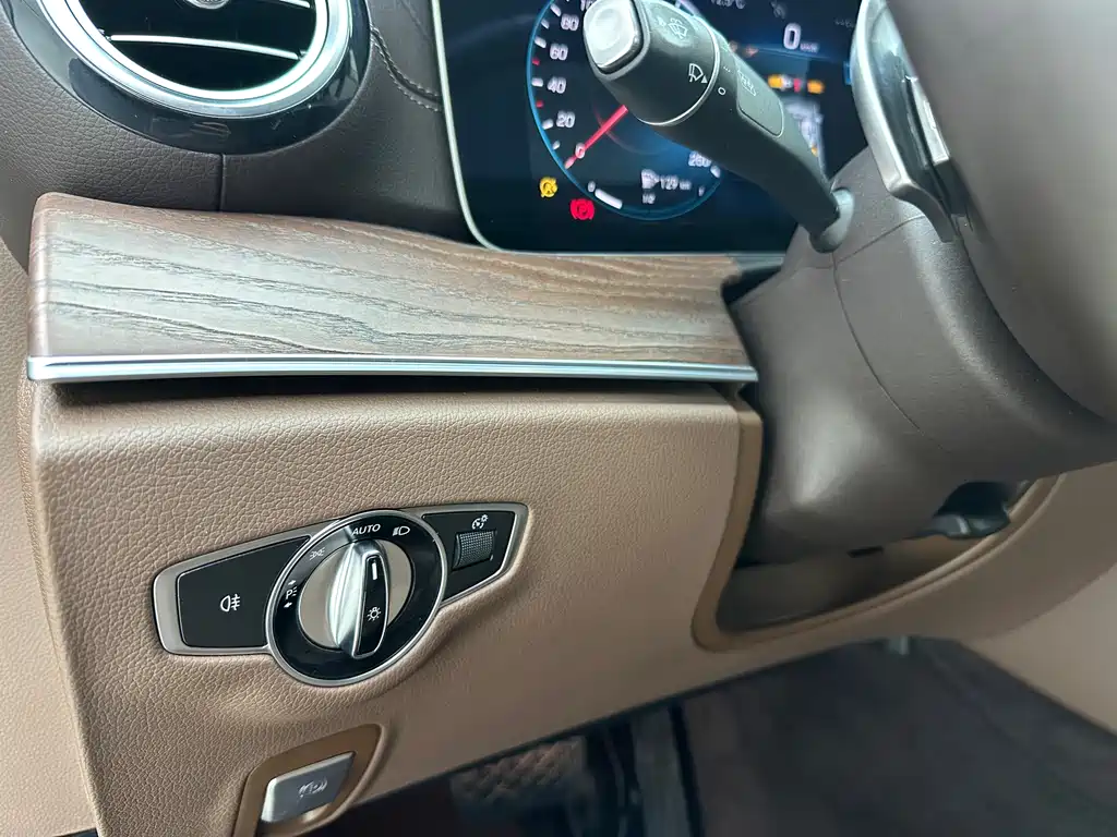 Mercedes-Benz E-Class 2022 — фото 16