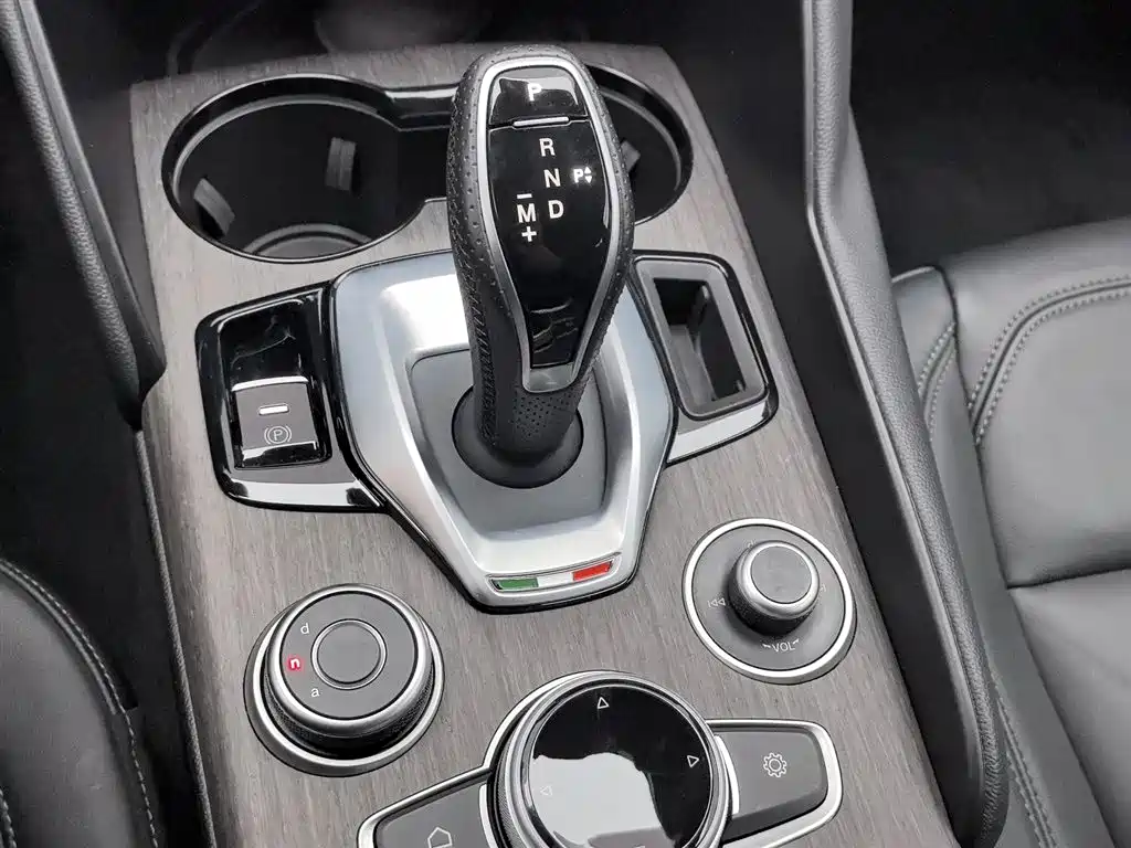 Alfa Romeo Giulia 2023 — фото 13