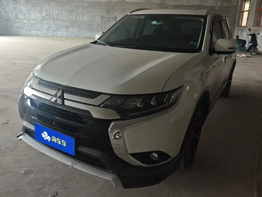 Mitsubishi Outlander 2021 — фото 1