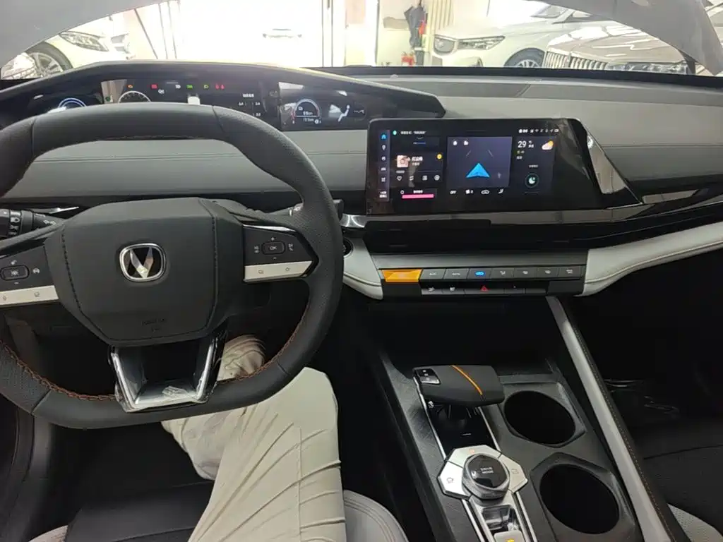 Changan UNI-V Smart Electric Idd 2025 — фото 10