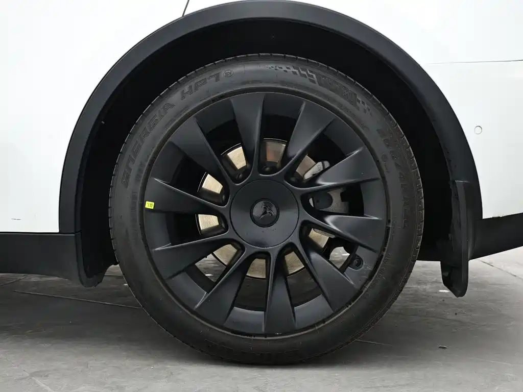 Tesla Model Y 2023 — фото 9