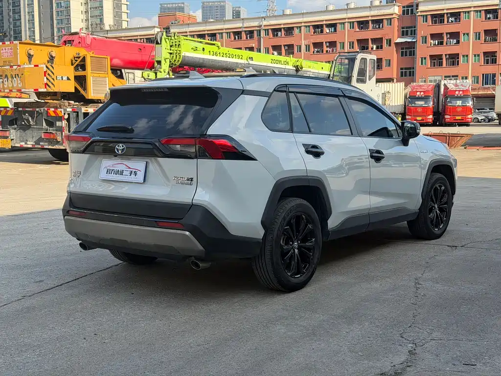 Toyota RAV4 2023 — фото 19