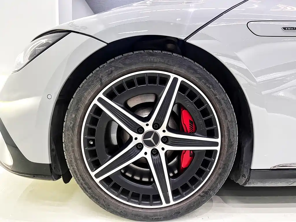 Mercedes-Benz EQE AMG 2023 — фото 11