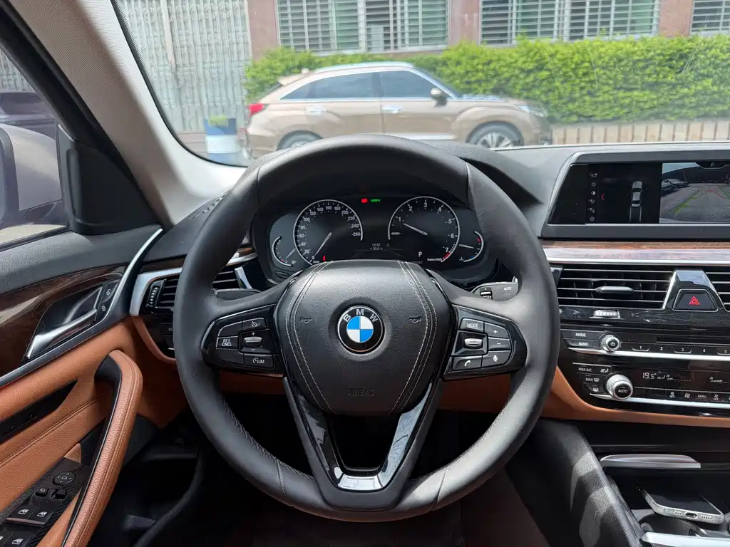 BMW 5 Series 2017 — фото 20