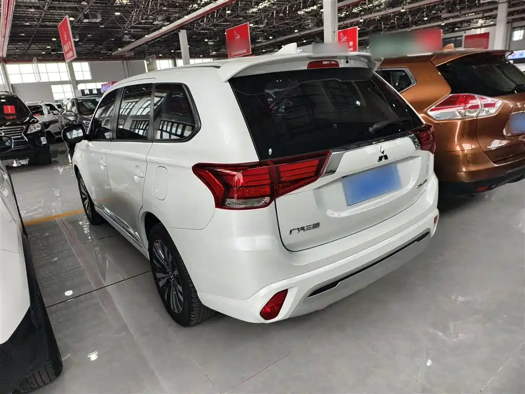 Mitsubishi Outlander 2022 — фото 14