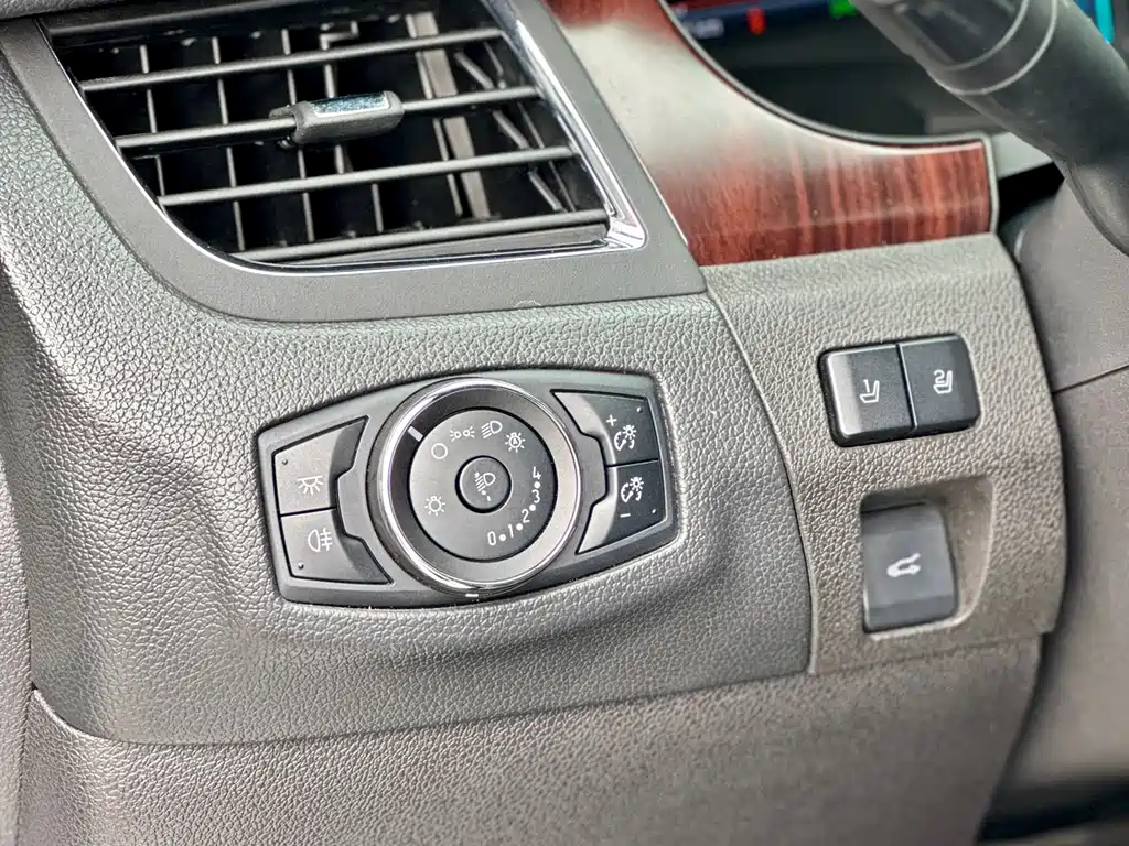 Ford Edge 2015 — фото 24