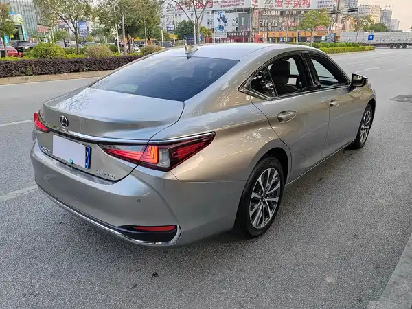 Lexus ES 2022