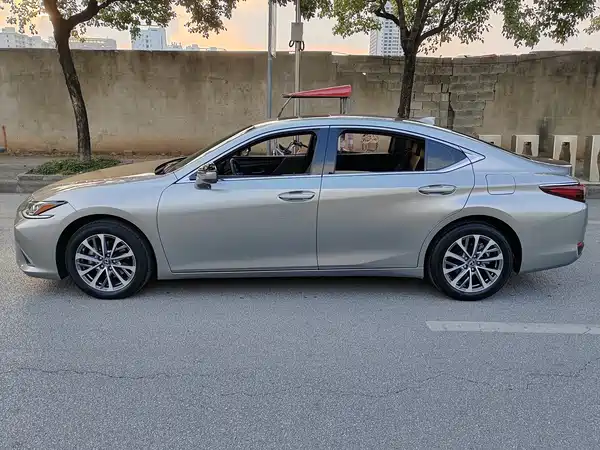 Lexus ES 2022