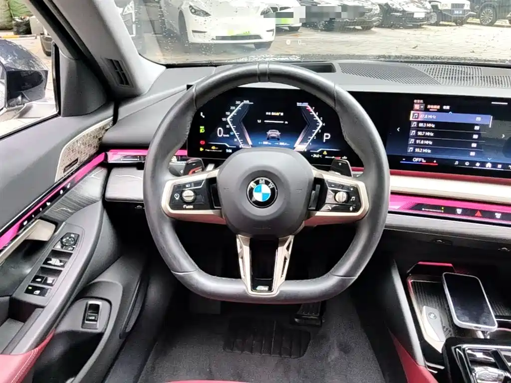 BMW 5 Series 2025 — фото 17