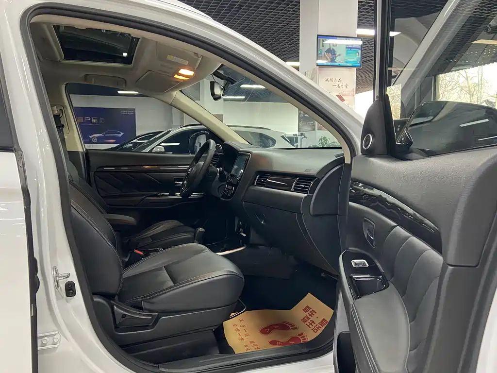 Mitsubishi Outlander 2020 — фото 15