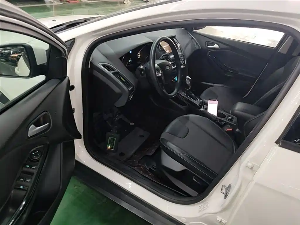 Ford Focus 2015 — фото 16