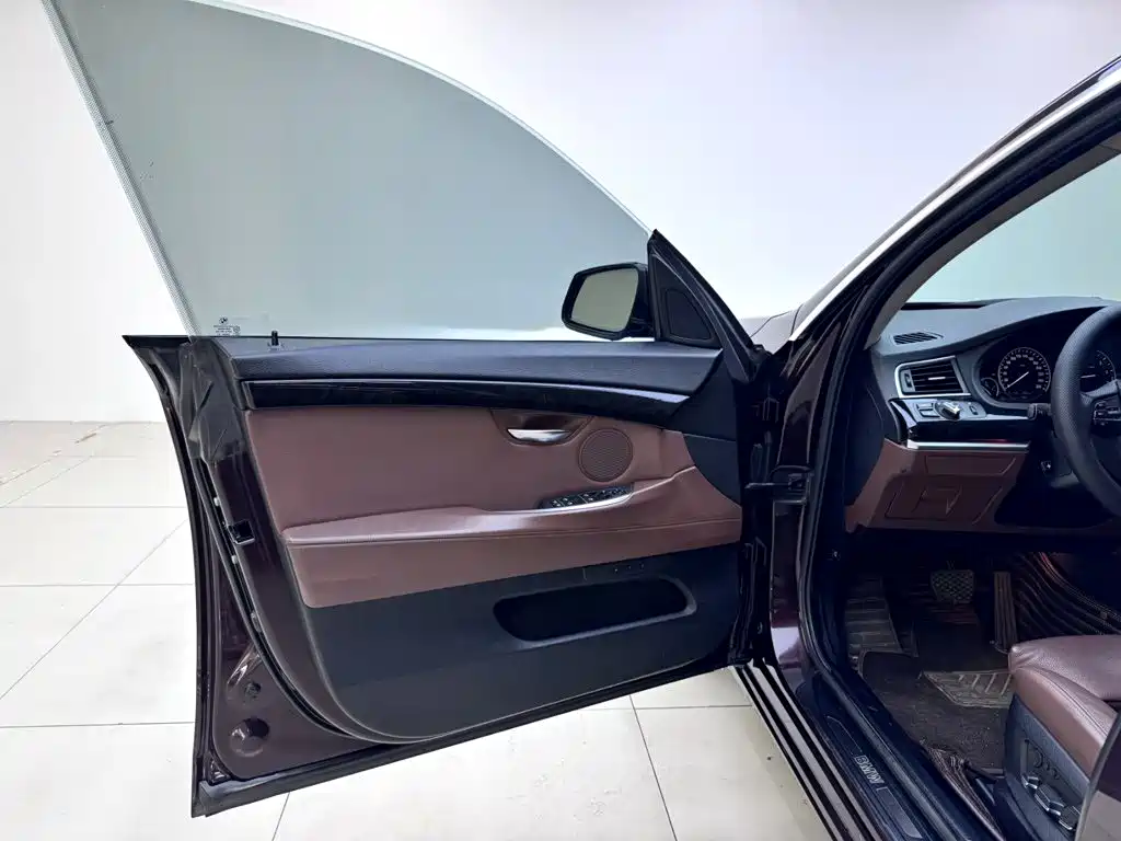 BMW 5 Series GT 2012 — фото 8