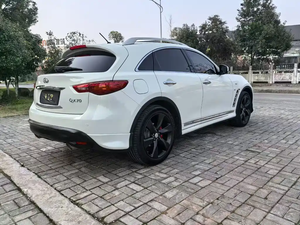 Infiniti QX70 2014