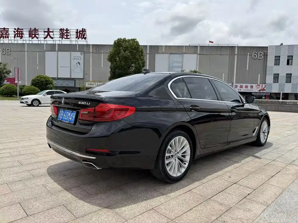 BMW 5 Series 2018 — фото 7