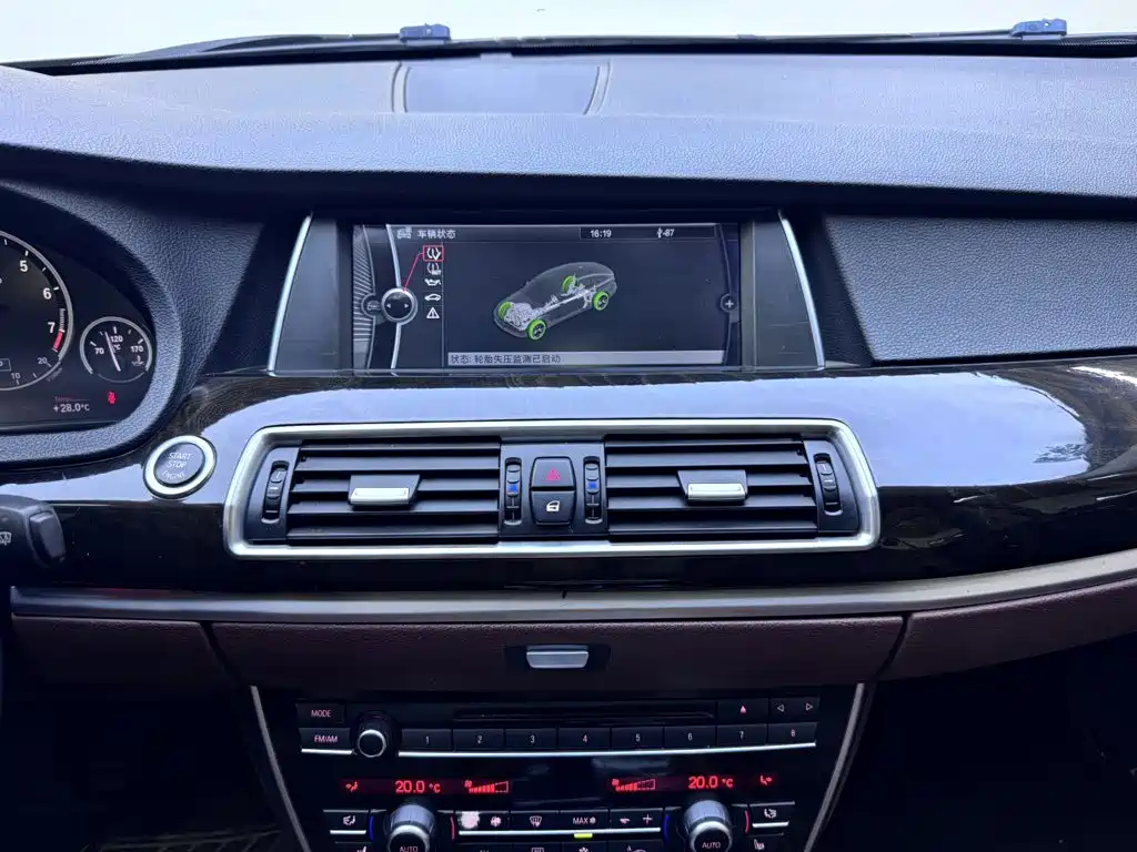 BMW 5 Series GT 2012 — фото 14