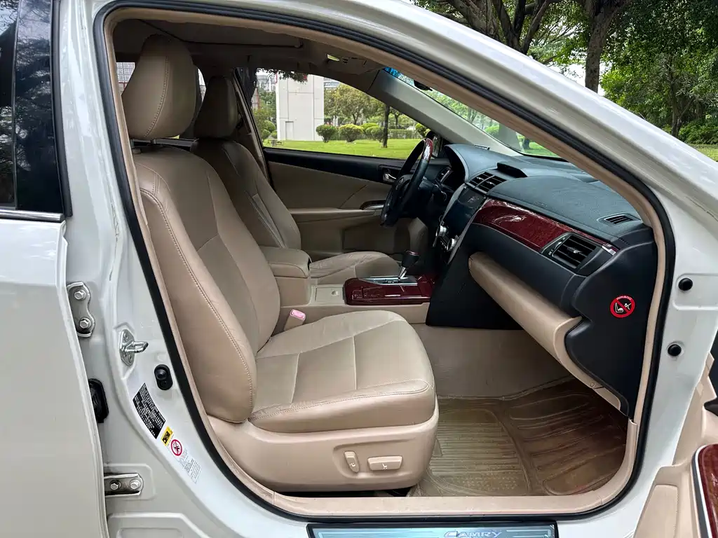 Toyota Camry 2014 — фото 10