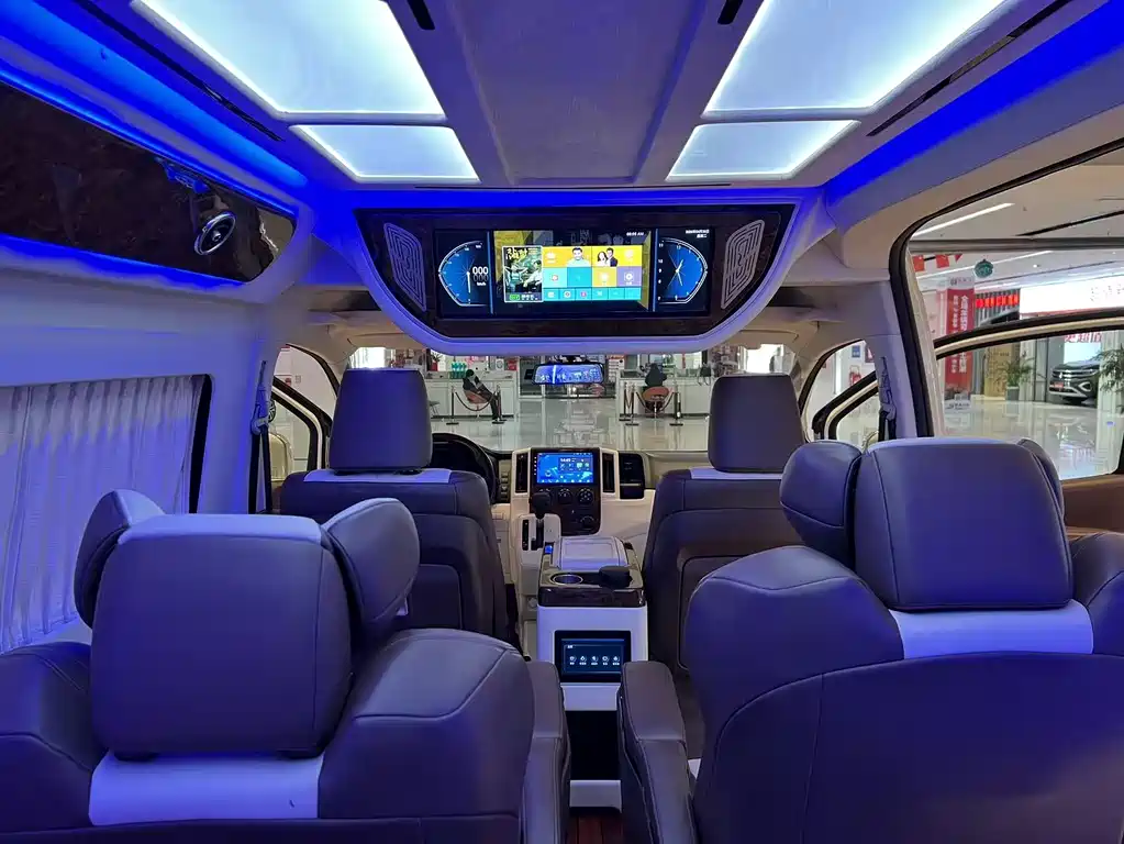 Toyota Hiace 2021 — фото 15